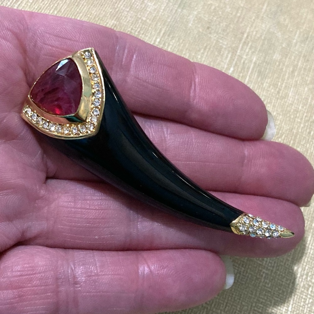 Christian Dior vintage black enamel faux tourmaline 18kt gold-plated brooch 3” - Picture 9 of 9